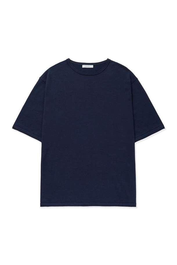 부드러운 100% 면 소재로 제작된 롤링 엣지 라운드 반팔 니트는 아이보리, 브라운, 다크네이비, 블랙 4가지 색상으로 제공됩니다. 튜블러 구조와 고밀도 니트, 중공사 구조로 제작되어 자연스러운 광택과 매끄러운 표면을 자랑하며, 흡습 및 통기성이 뛰어납니다. 베이직하고 미니멀한 스타일로 일상에서 편안하게 착용하기 좋으며, 봄, 여름 시즌에 적합한 레귤러 핏의 라운드넥 디자인입니다.
