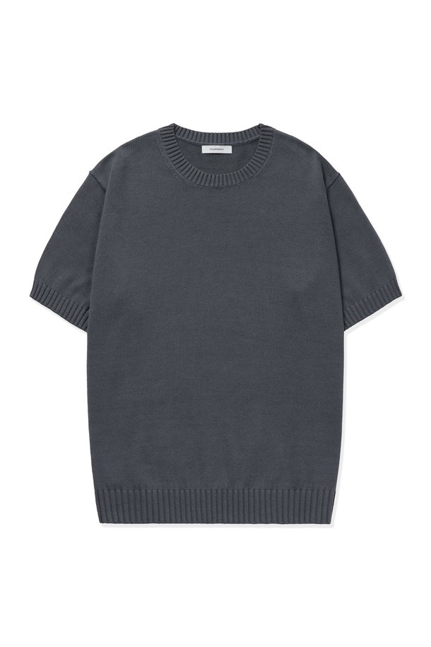 부드러운 촉감의 소프트코튼100 소재로 제작된 3PLY 라운드넥 반팔 니트입니다. 3겹의 원사 구조와 공기순환 중공구조로 수분 흡수와 통기성이 뛰어나며, 링킹 스티치 봉제로 마감하여 피부 자극을 최소화했습니다. 아이보리, 다크그레이, 네이비, 블랙 4가지 색상으로 출시되었으며, 베이직하고 미니멀한 스타일을 연출하기 좋은 레귤러핏의 무지 디자인입니다.
