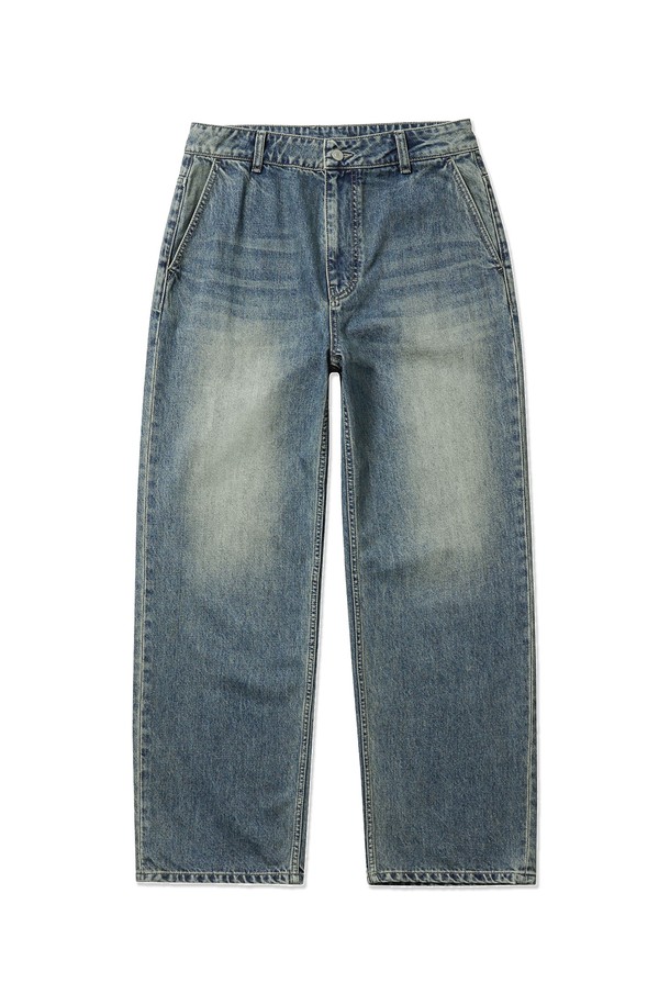 미디엄 블루 컬러의 레귤러 스트레이트 핏 데님 팬츠입니다. 워싱 처리된 데님 소재로 제작되었으며, 부드러운 촉감과 사계절 착용 가능한 중간 두께감을 자랑합니다. YKK 지퍼, 5포켓 스타일, 매트 코튼 버튼, 아웃포켓 디자인, 그리고 체인스티치 마감과 빈티지 워싱 디테일이 돋보이는 남성용 캐주얼 팬츠입니다.
