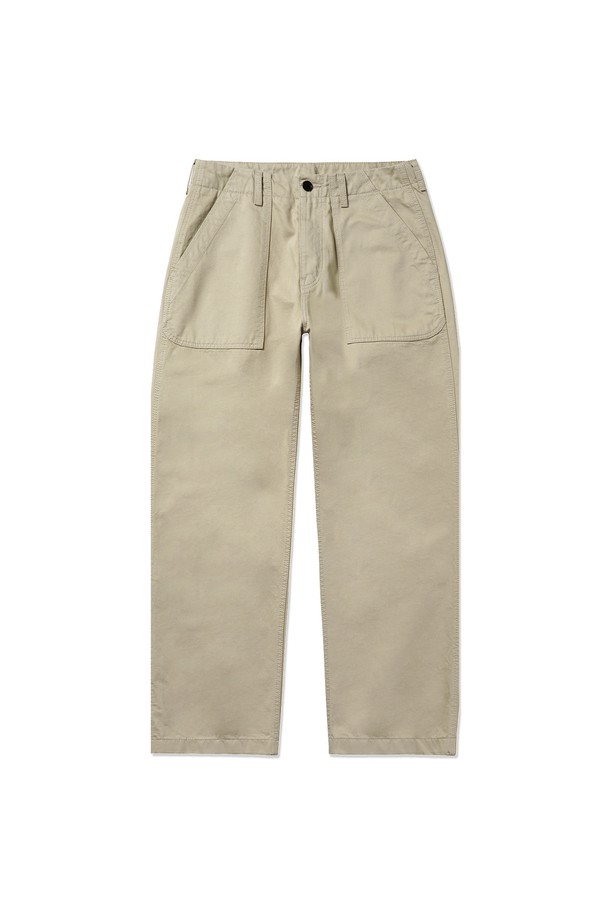 1950 클래식 로드사이드 퍼티그 팬츠는 베이지 컬러의 남성용 긴바지로, 사계절 내내 착용 가능한 워크웨어 스타일의 면 소재 바지입니다. 레귤러핏과 릴랙스핏으로 편안함을 더하며, 두꺼운 두께감과 부드러운 촉감, 무지 패턴이 특징입니다. YKK 지퍼, 혼 버튼, 더블 스티치, 아웃포켓 디자인, 4개의 포켓 등 밀리터리 디자인의 디테일을 살린 클래식한 매력을 느껴보세요.
