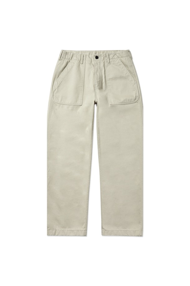 1950 클래식 로드사이드 퍼티그 팬츠 라이트베이지는 1950년대 군용 유틸리티 팬츠에서 영감을 받아 디자인된 남성용 퍼티그 팬츠입니다. 부드러운 면 소재로 제작되어 봄, 여름, 가을 시즌에 착용하기 좋으며, 릴랙스핏과 레귤러핏으로 편안한 착용감을 제공합니다. 4개의 아웃포켓, 혼 버튼, YKK 지퍼, 이중 스티치 구조, 스트레이트 밑단 마감, 그리고 바이오 워싱 처리로 클래식하면서도 밀리터리한 무드를 연출합니다.
