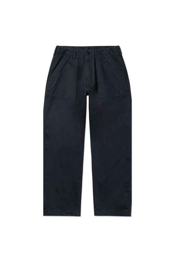 1950 클래식 로드사이드 퍼티그 팬츠 네이비는 남성용으로, 클래식 밀리터리 스타일을 현대적으로 재해석한 바지입니다. 면 소재로 제작되어 부드러운 촉감을 제공하며, 여름 시즌에 적합한 중간 두께감으로 편안하게 착용할 수 있습니다. 레귤러핏과 릴랙스핏으로 출시되었으며, 바이오워싱 처리, 혼 버튼, YKK 지퍼, 이중 스티치, 4포켓 디자인 등 섬세한 디테일이 돋보입니다.
