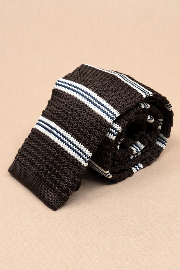 에스티브라운 브라운 스트라이프 니트타이는 남성용 넥타이입니다. 폴리에스테르 소재로 제작되었으며, 클래식한 스트라이프 패턴이 돋보입니다. 일상복에 매치하기 좋은 6cm 너비, 148~150cm 길이의 니트 타입니다.
