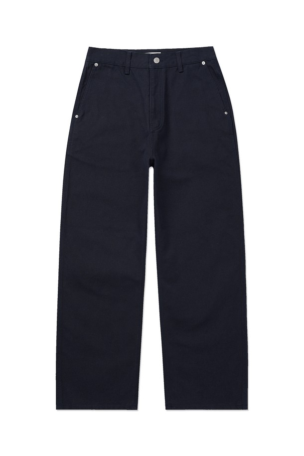 클래식 옥스포드 코튼 팬츠 릴렉스핏_FIT3 다크네이비는 출근룩과 비즈니스 캐주얼에 적합한 남성용 바지입니다. 사계절용으로 제작되었으며, 부드러운 촉감의 면 소재로 편안한 착용감을 선사합니다. 릴렉스핏으로 편안함을 더하고, 클래식한 스타일을 연출합니다. 다크 네이비, 블랙, 베이지 색상으로 출시되어 다양한 상의와 코디네이션이 용이합니다. YKK 지퍼, 체인스티치 마감, 유닛 포켓 디자인, 매트한 코튼 버튼, 라운드 엣지 포켓 등 섬세한 디테일로 완성도를 높였습니다.
