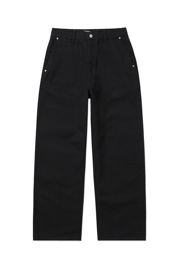 클래식 옥스포드 코튼팬츠 릴렉스핏_FIT3 블랙은 면 소재의 사계절용 긴 바지입니다. 옥스포드 패턴과 릴렉스핏으로 편안한 착용감을 선사하며, '출근룩'과 '비즈니스 캐주얼'에 적합합니다. 매트한 캔톤 버튼, YKK 지퍼, 체인스티치, 유닛 포켓 디자인, 내추럴 워싱 처리 등 섬세한 디테일이 돋보입니다. 색상은 블랙, 베이지, 다크네이비 3가지로 제공되며, '클래식', '미니멀', '캐주얼' 스타일을 즐기는 분들께 추천합니다. 뻣뻣한 촉감으로 깔끔한 핏을 유지합니다.
