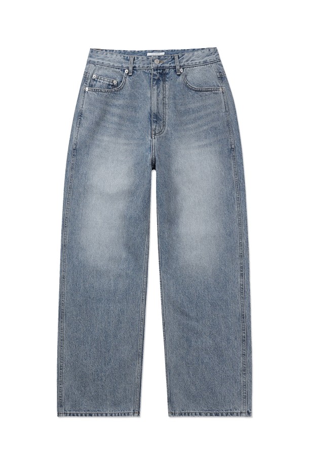 에센셜 파이브포켓 데님팬츠 슬림핏_FIT5 라이트블루는 베이직하고 캐주얼한 스타일의 데님 팬츠입니다. 사계절 착용 가능하며, 부드러운 촉감의 면 소재로 제작되었습니다. 슬림핏으로 디자인되어 다리가 길어 보이는 효과를 주며, 라이트 블루 컬러가 시원한 느낌을 더합니다. 5포켓 디자인, 체인스티치, 빈티지 워싱 디테일, YKK 지퍼, 매트한 코튼 버튼 등 섬세한 디테일이 돋보입니다. 데일리룩에 활용하기 좋은 기본 아이템입니다.
