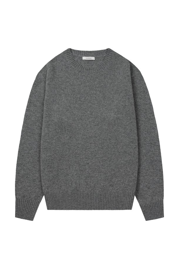 쉐기독 엑스트라파인 메리노울 100 소프트 라운드 니트_9color는 남녀 모두 착용 가능한 엑스트라파인 메리노울 100% 소재의 라운드넥 니트입니다. 부드러운 촉감과 두꺼운 두께감으로 가을, 겨울 시즌에 따뜻하게 착용할 수 있으며, 브러쉬드 울 마감으로 고급스러움을 더했습니다. 클래식하고 베이직한 스타일을 기반으로, 미니멀하고 캐주얼한 룩까지 소화 가능하며 9가지 다채로운 컬러(라이트그레이, 크림, 애쉬모카, 더스트베이지, 내추럴그레이, 카키, 라이트블루, 페일베이지, 미드그레이)로 폭넓은 선택지를 제공합니다. 특히, 2x2 싱글 하이 엘라스틱 립 조직과 지속 가능한 인증 울 소재를 사용하여 프리미엄 퀄리티를 자랑합니다. 겨울 데일리룩, 모임룩, 데이트룩 등 다양한 TPO에 활용하여 클래식하면서도 세련된 스타일을 연출해보세요.
