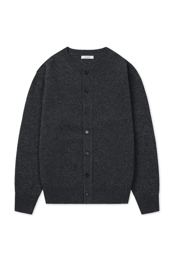 쉐기독 엑스트라파인 메리노울 100% 소프트 가디건은 부드러운 촉감과 따뜻함을 선사하는 여성 및 남성용 니트 가디건입니다. 엑스트라파인 메리노울 100% 소재와 RWS 인증을 받은 지속 가능한 울로 제작되어 고급스러운 착용감을 제공합니다. '모스 그레이', '라이트 그레이', '차콜 그레이', '미드 그레이' 4가지 색상으로 출시되어 겨울 데일리룩, 오피스룩, 모임룩 등 다양한 TPO에 활용 가능합니다. 2X2 싱글 하이 엘라스틱 리빙과 클린 엣지 링킹 스티치 공법을 적용하여 내구성을 높였으며, 브러쉬드 울 헤리티지 스타일과 레귤러핏 디자인으로 클래식하고 미니멀한 스타일을 연출합니다. 긴소매, 라운드넥, 두꺼운 두께감으로 가을, 겨울 시즌에 따뜻하게 착용할 수 있습니다.
