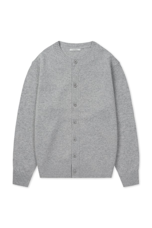 쉐기독 엑스트라파인 메리노울 100% 소프트 가디건_4color는 부드러운 촉감과 포근함을 선사하는 울 가디건입니다. 엑스트라파인 메리노울 100% 소재에 RWS 인증 울을 사용하여 고급스러움을 더했으며, 2x2 싱글 하이 스트레치 립조직으로 편안한 착용감을 제공합니다. 클래식하고 베이직한 스타일의 이 가디건은 가을, 겨울 시즌에 걸쳐 데일리룩, 오피스룩, 모임룩 등 다양한 TPO에 활용 가능합니다. 모스 그레이, 라이트 그레이, 미드 그레이, 차콜 4가지 색상으로 출시되어, 미니멀하고 캐주얼한 스타일을 연출하기 좋습니다. 볼륨감 있는 헤어라인과 레귤러핏, 오버핏으로 취향에 맞는 핏을 선택할 수 있습니다.
