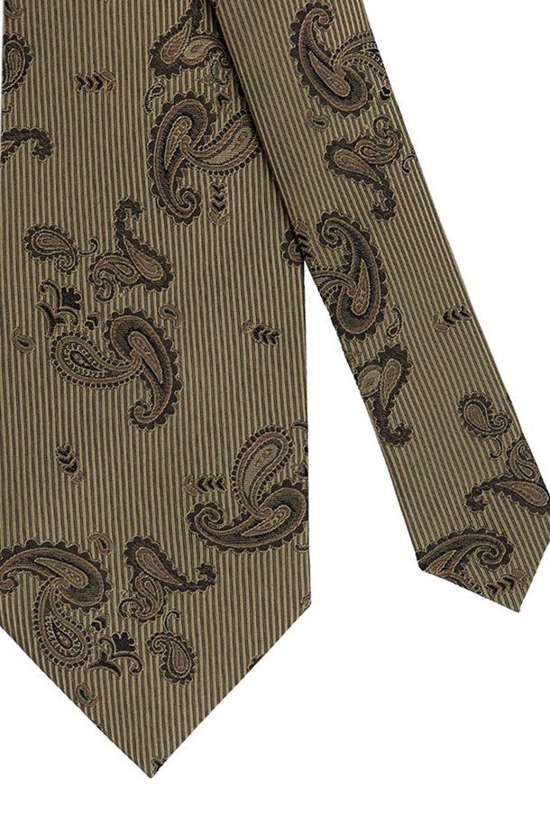 레트로 페이즐리 샴페인 넥타이는 클래식한 페이즐리 패턴과 세로 스트라이프 배경이 돋보이며, 실크 소재의 고급스러운 광택감이 특징입니다. 샴페인, 브라운 컬러의 조화와 레트로 무드가 정장 및 비즈니스 스타일에 세련된 포인트를 더합니다. 남성용으로 제작되었으며, 일반적인 두께로 편안하게 착용할 수 있습니다.
