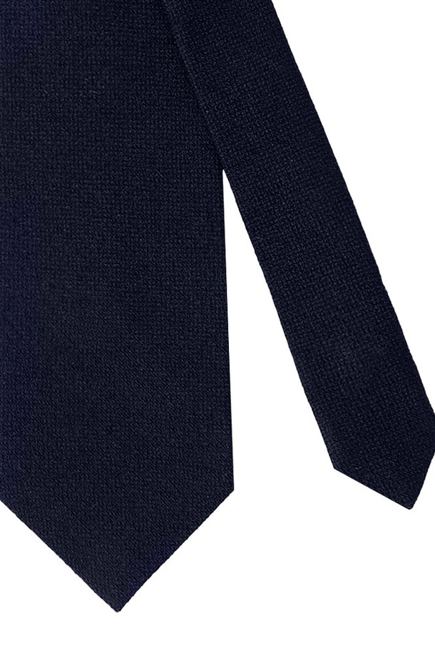 블렌드 솔리드 네이비 넥타이는 남성을 위한 네이비 컬러의 무지 패턴 디자인으로, 사계절 모두 착용하기 좋습니다. 실크, 폴리에스테르, 울, 레이온, 아크릴 혼방 소재로 제작되었으며, 8.5cm의 폭으로 정장 및 일상복에 모두 잘 어울립니다. 클래식하고 베이직한 스타일을 연출할 수 있는 블렌드 소재 넥타이입니다.
