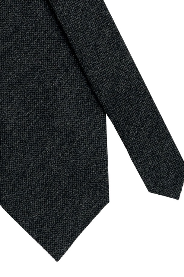 블렌드 솔리드 차콜 넥타이는 실크, 폴리에스테르, 울, 레이온, 아크릴 혼방 소재로 제작되어 부드러운 촉감을 자랑하며, 무지 패턴의 차콜 색상이 클래식하고 미니멀한 스타일을 연출합니다. 8.5cm 폭의 이 넥타이는 정장과 일상복 모두에 잘 어울리며, 사계절 내내 착용하기 좋은 기본 길이의 넥타이입니다. 블렌드 소재와 솔리드 디자인이 돋보이는 이 넥타이는 남성에게 세련된 포인트를 더해줍니다.

