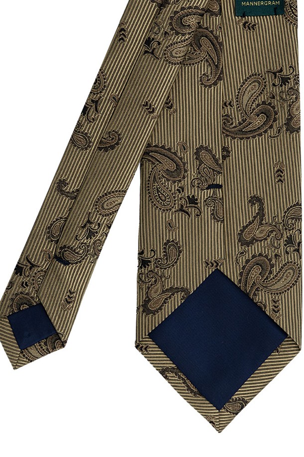 레트로 페이즐리 샴페인 넥타이는 클래식한 페이즐리 패턴과 세로 스트라이프 배경이 돋보이며, 실크 소재의 고급스러운 광택감이 특징입니다. 샴페인, 브라운 컬러의 조화와 레트로 무드가 정장 및 비즈니스 스타일에 세련된 포인트를 더합니다. 남성용으로 제작되었으며, 일반적인 두께로 편안하게 착용할 수 있습니다.
