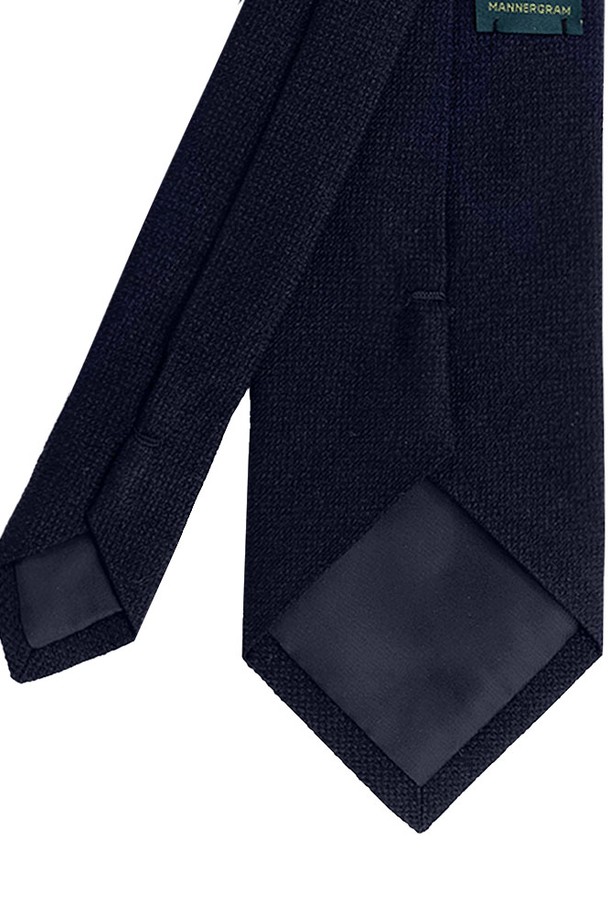 블렌드 솔리드 네이비 넥타이는 남성을 위한 네이비 컬러의 무지 패턴 디자인으로, 사계절 모두 착용하기 좋습니다. 실크, 폴리에스테르, 울, 레이온, 아크릴 혼방 소재로 제작되었으며, 8.5cm의 폭으로 정장 및 일상복에 모두 잘 어울립니다. 클래식하고 베이직한 스타일을 연출할 수 있는 블렌드 소재 넥타이입니다.
