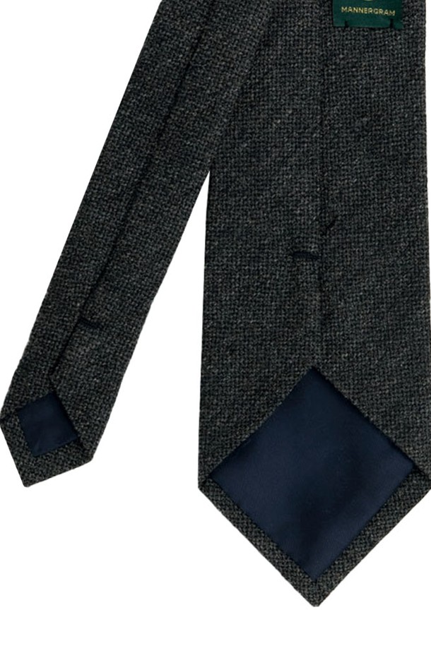 블렌드 솔리드 차콜 넥타이는 실크, 폴리에스테르, 울, 레이온, 아크릴 혼방 소재로 제작되어 부드러운 촉감을 자랑하며, 무지 패턴의 차콜 색상이 클래식하고 미니멀한 스타일을 연출합니다. 8.5cm 폭의 이 넥타이는 정장과 일상복 모두에 잘 어울리며, 사계절 내내 착용하기 좋은 기본 길이의 넥타이입니다. 블렌드 소재와 솔리드 디자인이 돋보이는 이 넥타이는 남성에게 세련된 포인트를 더해줍니다.
