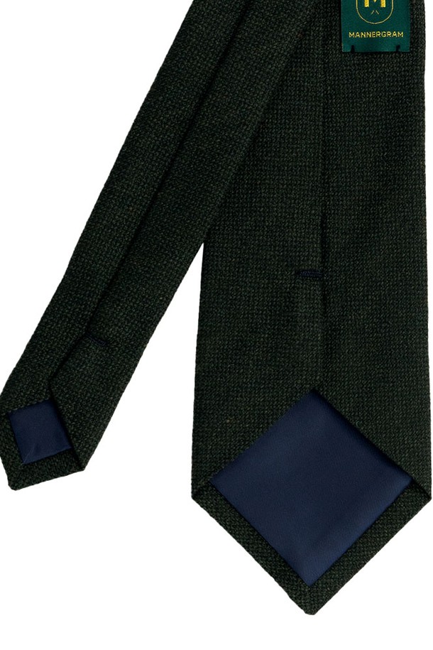 블렌드 솔리드 카키 넥타이는 실크, 폴리에스테르, 울, 레이온, 아크릴 혼방 소재로 제작되었으며, 남성용 액세서리로 일상에서 착용하기 좋습니다. 카키 색상의 무지 패턴 디자인으로 클래식하고 베이직한 스타일을 연출하며, 사계절 내내 활용할 수 있습니다. 폭 8.5cm, 길이 148-150cm, 무게 54g의 블렌드 넥타이입니다.
