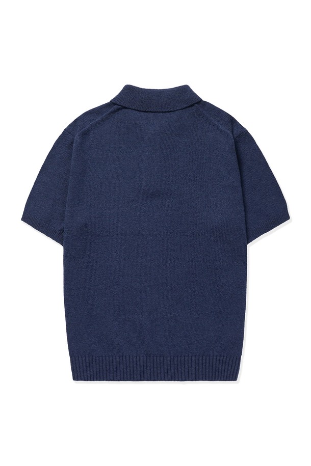 UPW 워셔블코튼 폴로 반팔니트는 부드러운 면과 폴리에스테르 혼방 소재로 제작되어 흡습 및 통기성이 뛰어납니다. 2×2 싱글 하이스트레치 립조직과 링킹 스티치 구조, 1×1 싱글 하이스트레치 립조직 밑단을 적용하여 편안한 착용감을 제공하며, 디지털 편직 시스템으로 완성도를 높였습니다. 라이트 베이지, 모가도르 블루, 피콕 블루, 섀도우 그레이, 블랙 5가지 색상으로 출시되어 다채로운 캐주얼 스타일을 연출할 수 있습니다.