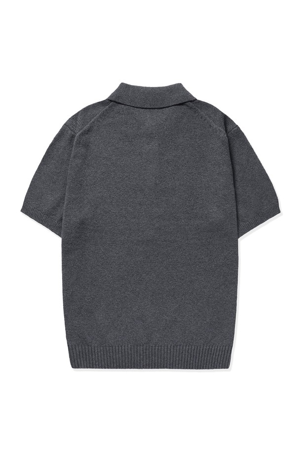 UPW 워셔블코튼 폴로 반팔니트는 부드러운 촉감과 흡습, 통기 기능이 있는 면, 폴리에스테르 혼방 소재로 제작된 남성용 니트/스웨터입니다. 얇은 두께의 이 제품은 봄, 여름철 일상 또는 캐주얼 스타일로 연출하기 좋으며, 무지 패턴에 폴로 네크라인 디자인이 특징입니다. 라이트 베이지, 모가도르 블루, 피콕 블루, 섀도우 그레이, 블랙 5가지 색상으로 제공되며, 2×2/1×1 싱글 고탄력 립조직과 링킹 스티치, 클린 엣지 마감으로 완성도를 높였습니다.