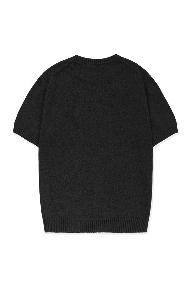 UPW 워셔블코튼 라운드 반팔니트는 부드러운 면, 폴리에스테르 혼방 소재로 제작되었으며, 오프화이트, 라이트베이지, 카메오블루, 다크그레이 4가지 색상으로 제공됩니다. 2*2 싱글 고탄력 립조직과 고밀도 편직으로 제작되어 뛰어난 내구성을 자랑하며, 실풀림 방지 마감과 필링 방지 기능까지 더해져 오래도록 변함없이 착용할 수 있습니다. 워셔블 기능으로 관리가 용이하며, 라운드넥 디자인과 레귤러핏으로 편안하게 일상에서 즐겨 입을 수 있는 베이직 캐주얼 스타일의 반소매 니트입니다.
