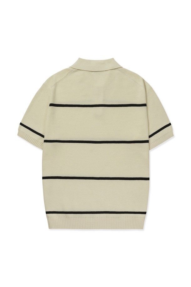 100% 순면 소재로 제작되어 부드러운 촉감과 통기성을 자랑하는 텍스쳐드 스트라이프 폴로 반팔 니트입니다. 슬림핏으로 깔끔하게 떨어지는 핏과 얇은 두께감으로 봄, 여름 시즌 데일리, 캐주얼, 세미포멀 룩에 활용하기 좋습니다. 화이트, 크림, 블랙 3가지 컬러로 출시되었으며, 텍스쳐드 스트라이프 패턴과 2x2 싱글 하이 엘라스틱 립조직, 링킹 스티치 공법, 깔끔한 엣지 마감 디테일이 돋보입니다.

