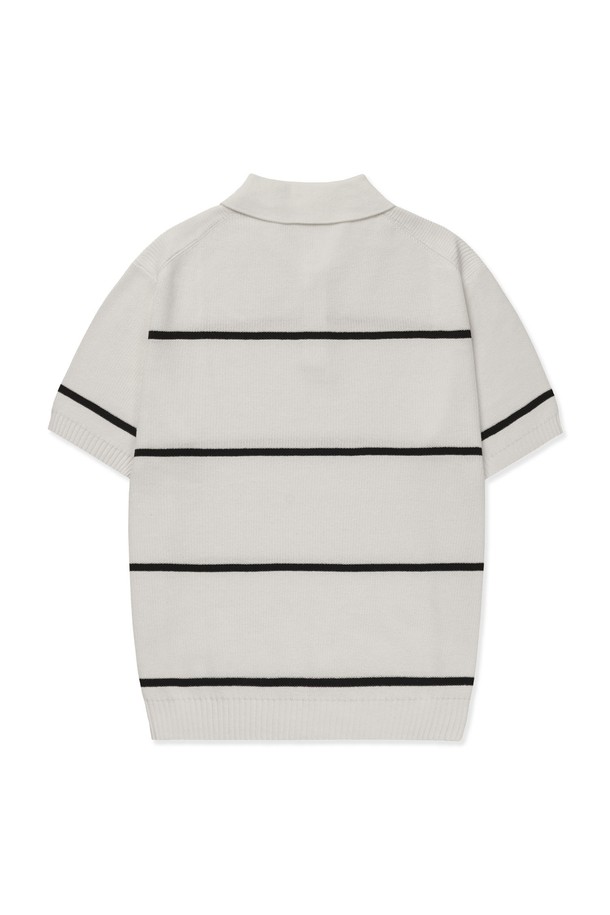 100% 순면 소재의 텍스쳐드 스트라이프 패턴 폴로 반팔 니트입니다. 부드러운 촉감과 뛰어난 흡습, 통기성을 자랑하며, 슬림핏 디자인과 레귤러 기장으로 편안한 착용감을 선사합니다. 화이트, 크림, 블랙 세 가지 컬러로 출시되어 다양한 스타일 연출에 활용 가능하며, 2x2 싱글 하이 스트레치 립조직과 고밀도 니팅, 링킹 스티치 마감으로 완성도를 높였습니다.
