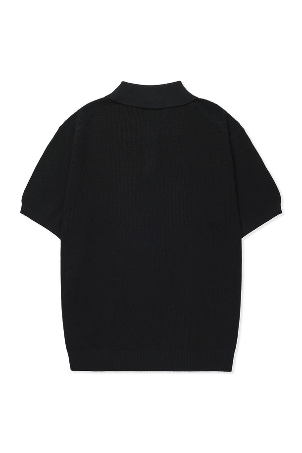 **텍스쳐드 코튼 100 폴로 반팔 니트 - 4 Color**

부드러운 촉감의 텍스쳐드 코튼 100% 소재로 제작된 남성용 폴로 반팔 니트입니다. 여름철에도 시원하게 착용할 수 있도록 통기성이 우수한 중공사 구조로 제작되었으며, 2*2 싱글 하이 스트레치 립조직으로 편안한 착용감을 선사합니다. 슬림 핏으로 제작되어 미니멀하고 세련된 스타일을 연출하며, 데이트룩과 카페룩에 잘 어울립니다. 깔끔한 엣지 마감과 링킹 스티치 구조, 프리미엄 니팅 구조로 완성도를 높였습니다. 크림, 라이트 페이드 그레이, 네이비, 블랙 4가지 컬러로 출시되었습니다.
