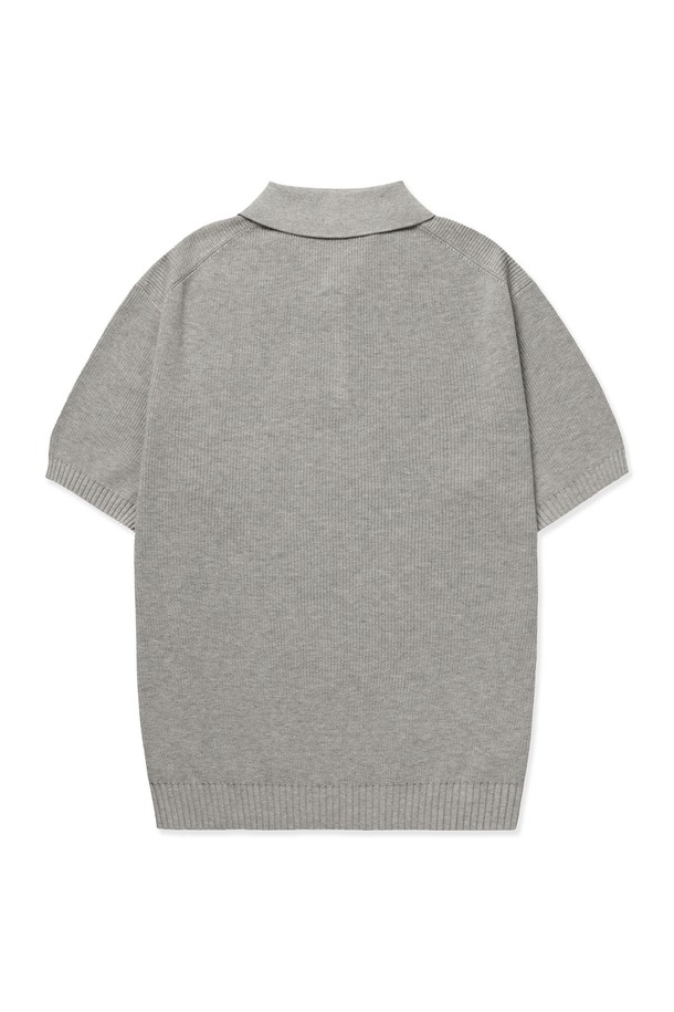 **텍스쳐드 코튼 100 폴로 반팔 니트 - 4 Color**

부드러운 촉감의 텍스쳐드 코튼 100% 소재로 제작된 폴로 반팔 니트입니다. 미니멀하고 베이직한 스타일로 데이트룩, 카페룩 등 다양한 TPO에 활용하기 좋습니다. 입체적인 그레인 텍스처와 슬림핏 디자인이 자연스러운 볼륨감을 선사하며, 2x2 싱글 하이스트레치 립조직과 링킹 스티치 공법으로 완성도를 높였습니다. 크림, 라이트그레이, 페이드네이비, 블랙 4가지 컬러로 출시되어 폭넓은 선택이 가능합니다. 여름철 시원하고 편안하게 착용할 수 있는 아이템입니다.
