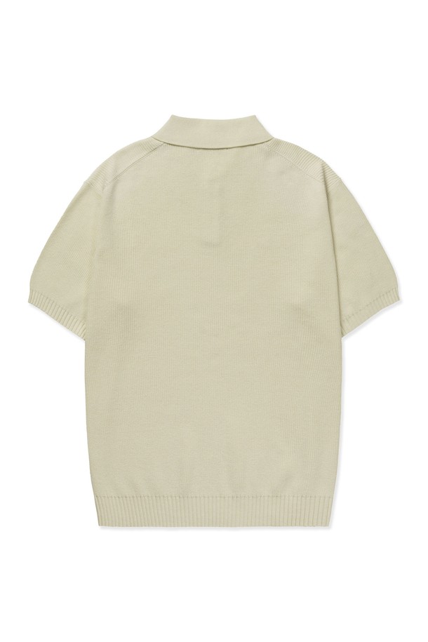 텍스쳐드 코튼100 폴로 반팔 니트 - 4 Color는 부드러운 촉감의 100% 수퍼소프트 코튼 소재로 제작되어, 여름에도 시원하고 쾌적하게 착용할 수 있습니다. 미니멀하고 베이직한 스타일을 추구하는 분들께 적합하며, 데이트룩, 카페룩 등 다양한 TPO에 활용하기 좋습니다. 얇은 두께감과 슬림핏으로 제작되어, 세련된 실루엣을 연출하며, 텍스쳐드 패턴으로 은은한 포인트를 더했습니다. 디지털 니팅 시스템과 고밀도 니팅, 링킹 스티치 구조를 통해 높은 퀄리티를 자랑하며, 흡습 및 통기 기능으로 쾌적한 착용감을 제공합니다. 크림, 라이트그레이, 페이드네이비, 블랙 4가지 컬러로 출시되어 폭넓은 선택이 가능합니다.
