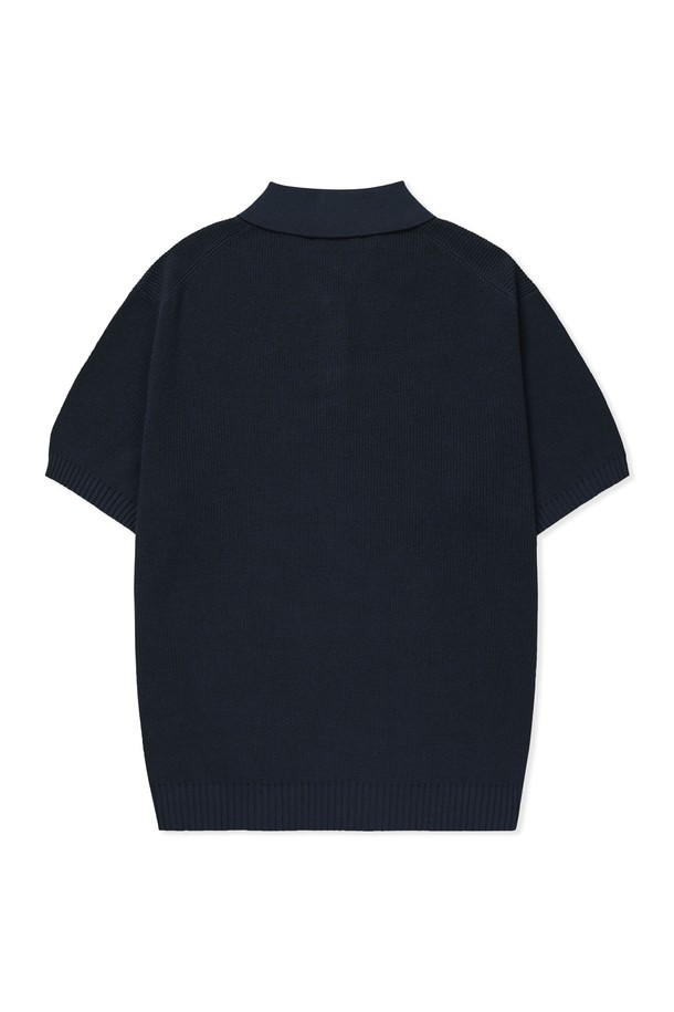 **텍스쳐드 코튼 100 폴로 반팔니트 - 4 Color**

부드러운 촉감의 텍스쳐드 코튼 100% 소재로 제작된 남성용 폴로 반팔 니트입니다. 2*2 싱글 하이 스트레치 립조직과 중공구조 원단을 사용하여 통기성이 뛰어나 여름철에도 시원하게 착용할 수 있습니다. 미니멀하고 베이직한 스타일로, 데이트룩이나 카페룩 등 다양한 TPO에 활용하기 좋습니다. 슬림핏 디자인과 자연스러운 광택, 클린 엣지 마감, 링킹 스티치 구조, 프리미엄 니팅으로 완성도를 높였습니다. 크림, 라이트그레이, 네이비, 블랙 4가지 컬러로 만나보세요.
