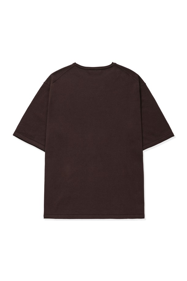 소프트코튼100 소재의 롤링 엣지 라운드 반팔 니트는 튜블러 니팅 공법과 링킹 스티치 구조, 2겹 고밀도 니트로 제작되어 뛰어난 내구성을 자랑합니다. 공기 순환 중공 구조로 통기성이 우수하며, 부드러운 촉감과 편안한 레귤러 핏으로 일상에서 편안하게 착용할 수 있습니다. 오프브라운, 다크화이트, 네이비, 블랙, 아이보리 4가지 색상으로 제공되는 베이직하고 캐주얼한 무드의 반팔 니트입니다.
