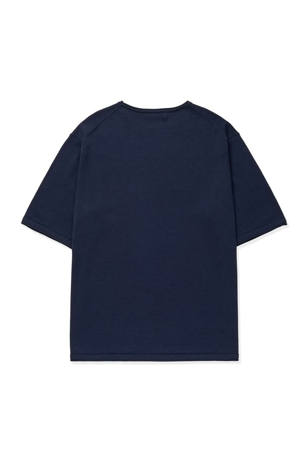 부드러운 100% 면 소재로 제작된 롤링 엣지 라운드 반팔 니트는 아이보리, 브라운, 다크네이비, 블랙 4가지 색상으로 제공됩니다. 튜블러 구조와 고밀도 니트, 중공사 구조로 제작되어 자연스러운 광택과 매끄러운 표면을 자랑하며, 흡습 및 통기성이 뛰어납니다. 베이직하고 미니멀한 스타일로 일상에서 편안하게 착용하기 좋으며, 봄, 여름 시즌에 적합한 레귤러 핏의 라운드넥 디자인입니다.
