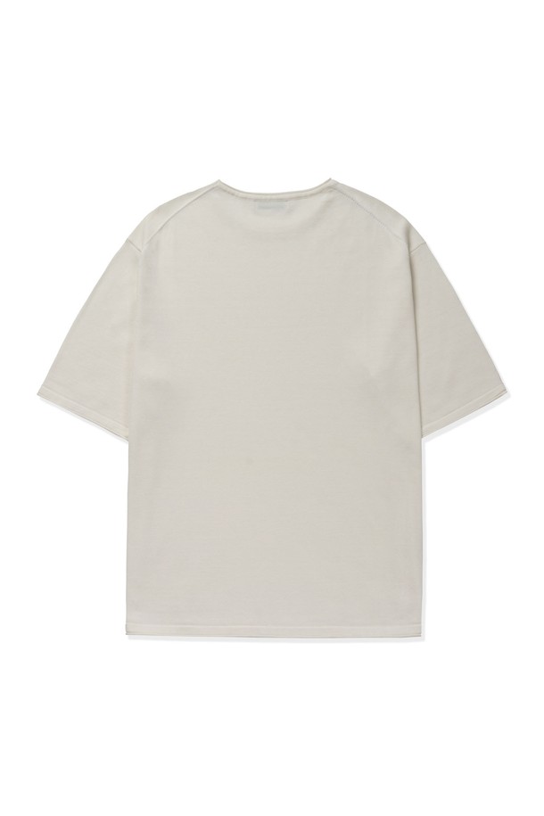 부드러운 100% 면 소재로 제작된 소프트코튼 롤링엣지 라운드 반팔 니트는 아이보리, 브라운, 다크네이비, 블랙 4가지 색상으로 제공됩니다. 롤링 엣지 디테일과 튜블러 니트 구조가 특징이며, 고밀도 링킹 스티치로 내구성과 형태 유지력을 높였습니다. 베이직하고 미니멀한 스타일로 일상에서 편안하게 착용할 수 있으며, 흡습 및 통기성이 뛰어나 봄, 여름철에 적합합니다.
