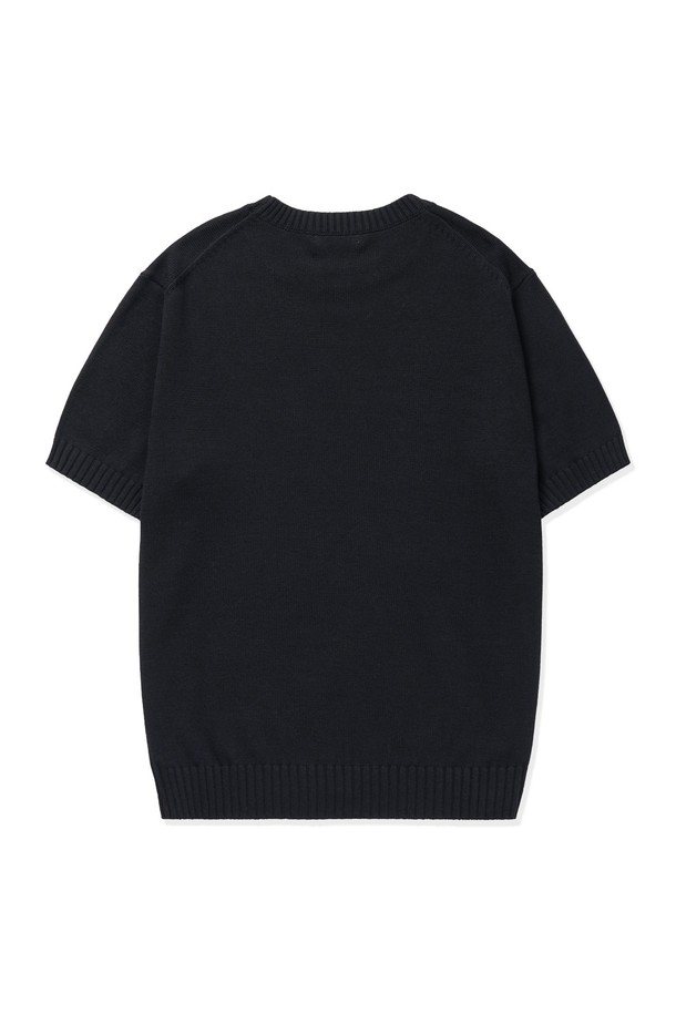 소프트코튼100 소재의 3PLY 라운드 반팔 니트는 고밀도 니팅과 클린 엣지 마감으로 제작되어 부드러운 촉감을 자랑합니다. 링킹 스티치 공법과 2겹 스판덱스 라인을 적용하였으며, 아이보리, 다크그레이, 네이비, 블랙 4가지 색상으로 만나보실 수 있습니다. 베이직하고 미니멀한 스타일로 일상에서 편안하게 착용하기 좋은 레귤러핏의 반소매 니트입니다.
