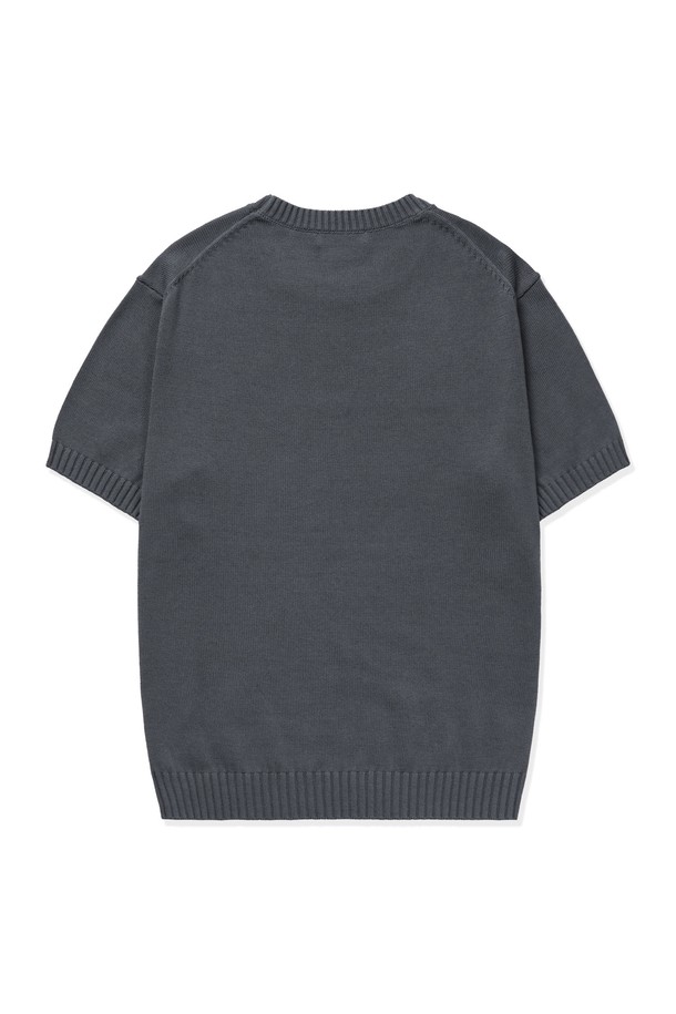 부드러운 촉감의 소프트코튼100 소재로 제작된 3PLY 라운드넥 반팔 니트입니다. 3겹의 원사 구조와 공기순환 중공구조로 수분 흡수와 통기성이 뛰어나며, 링킹 스티치 봉제로 마감하여 피부 자극을 최소화했습니다. 아이보리, 다크그레이, 네이비, 블랙 4가지 색상으로 출시되었으며, 베이직하고 미니멀한 스타일을 연출하기 좋은 레귤러핏의 무지 디자인입니다.
