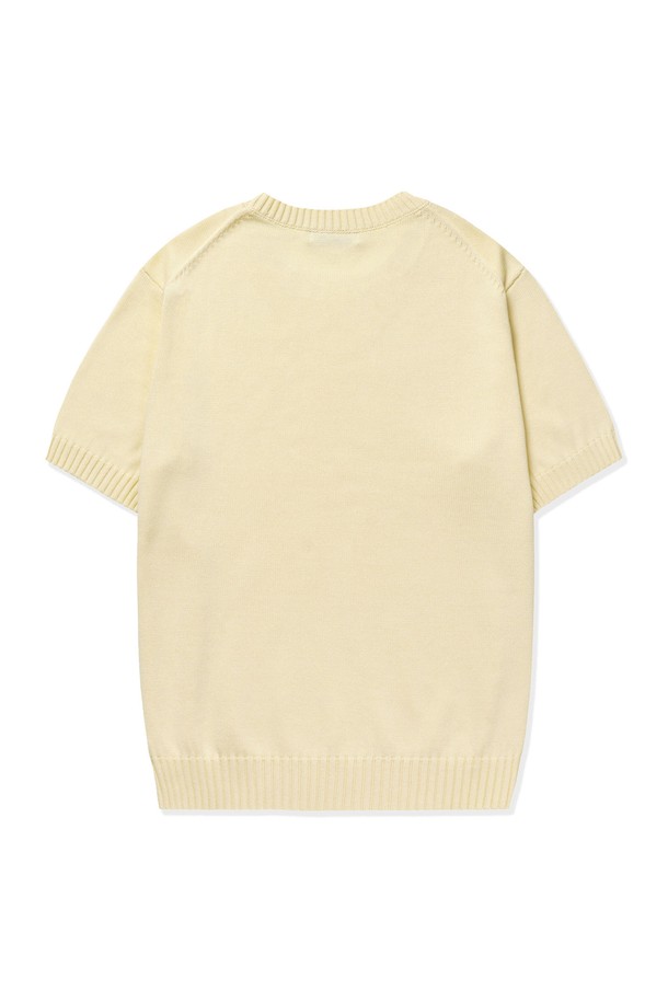 소프트코튼100 소재의 3PLY 라운드 반팔 니트는 부드러운 촉감과 뛰어난 흡습, 통기성을 자랑하며, 봄, 여름철 일상복으로 편안하게 착용하기 좋습니다. 아이보리, 다크네이비, 그레이, 블랙 4가지 색상으로 제공되는 이 공용 니트는 3*3 싱글 하이 엘라스틱 립조직과 링킹 스티치 구조, 고밀도 편직으로 제작되어 형태 안정성이 우수하며, 베이직하고 미니멀한 스타일을 연출합니다. 레귤러핏의 무지 패턴 라운드넥 디자인으로, 중간 두께감의 이 반소매 니트는 데일리룩에 활용하기 용이합니다.
