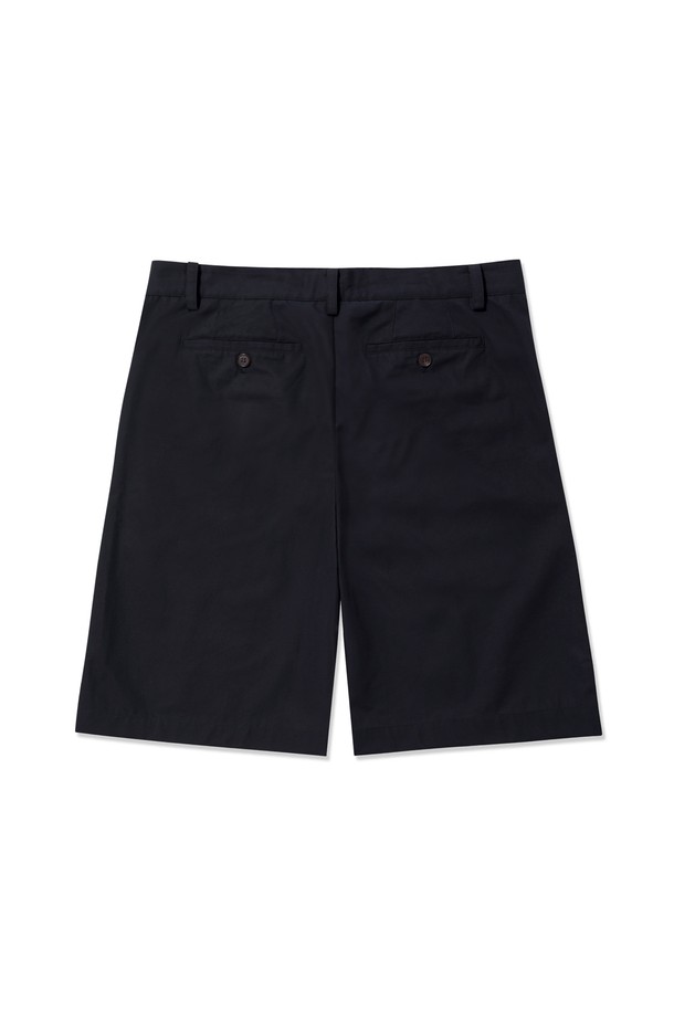 VANCET 원턱 버뮤다 하프팬츠 다크네이비는 부드러운 촉감의 면 소재로 제작되어 편안한 착용감을 선사합니다. 클래식하고 베이직한 스타일의 스트레이트핏으로, 일상에서 활용하기 좋은 아이템입니다. 원턱 디자인, YKK 지퍼, 립포켓, 고밀도 원단, 필링이 적은 특징을 갖춘 여름철 남성용 하프 팬츠입니다.
