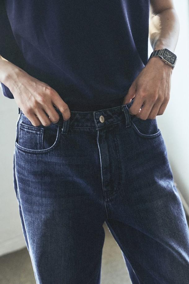 터키 이스쿠르 스트레이트 파이브포켓 데님 팬츠는 남성용 데님 팬츠로, 미디엄 블루 컬러의 베이직하고 캐주얼한 스타일을 연출합니다. 13.5 온스 고밀도 면 소재로 제작되어 부드러운 촉감과 두꺼운 두께감을 자랑하며, 4계절 내내 착용 가능합니다. 릴랙스핏과 레귤러핏을 모두 느낄 수 있는 스트레이트 핏에 5포켓 디자인, YKK 지퍼, 체인스티치 마감, 빈티지 워싱 디테일을 더해 고급스러운 퀄리티를 제공합니다.
