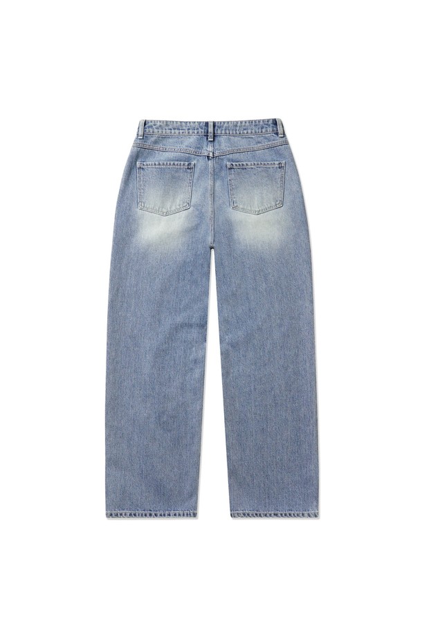 터키 이스쿠르 스트레이트 파이브포켓 데님팬츠는 남성용으로, 부드러운 촉감의 13.5온스 두께 면 소재로 제작되었습니다. 라이트블루 컬러에 빈티지 워싱이 더해져 캐주얼하면서도 베이직한 스타일을 연출하며, 릴렉스핏 스트레이트 핏으로 편안한 착용감을 제공합니다. 5포켓 디자인과 YKK 지퍼, 체인스티치 디테일이 특징이며, 사계절 내내 활용하기 좋은 긴 기장의 데님팬츠입니다.
