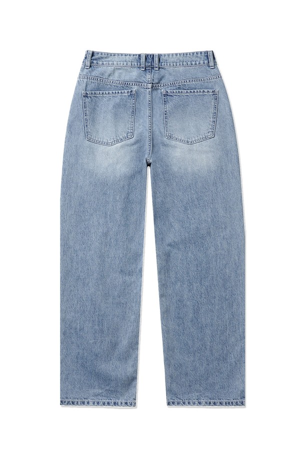 라이트블루 색상의 남성용 레귤러 스트레이트 데님팬츠입니다. 13온스 데님 소재에 빈티지 워싱 가공을 더해 자연스러운 멋을 연출하며, 5포켓 디자인과 YKK 지퍼, 체인스티치 마감으로 튼튼하게 제작되었습니다. 사계절 내내 캐주얼하고 베이직한 스타일로 활용하기 좋으며, 릴랙스 핏으로 편안한 착용감을 선사합니다.
