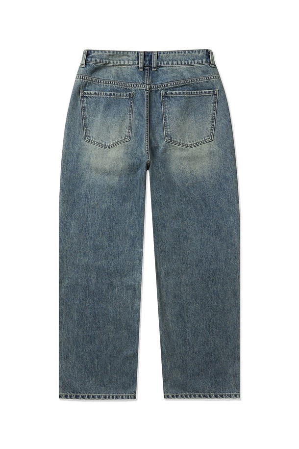 미디엄 블루 컬러의 레귤러 스트레이트 핏 데님 팬츠입니다. 워싱 처리된 데님 소재로 제작되었으며, 부드러운 촉감과 사계절 착용 가능한 중간 두께감을 자랑합니다. YKK 지퍼, 5포켓 스타일, 매트 코튼 버튼, 아웃포켓 디자인, 그리고 체인스티치 마감과 빈티지 워싱 디테일이 돋보이는 남성용 캐주얼 팬츠입니다.
