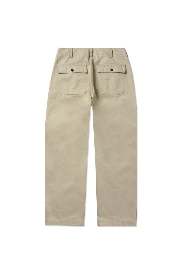 1950 클래식 로드사이드 퍼티그 팬츠는 베이지 컬러의 남성용 긴바지로, 사계절 내내 착용 가능한 워크웨어 스타일의 면 소재 바지입니다. 레귤러핏과 릴랙스핏으로 편안함을 더하며, 두꺼운 두께감과 부드러운 촉감, 무지 패턴이 특징입니다. YKK 지퍼, 혼 버튼, 더블 스티치, 아웃포켓 디자인, 4개의 포켓 등 밀리터리 디자인의 디테일을 살린 클래식한 매력을 느껴보세요.
