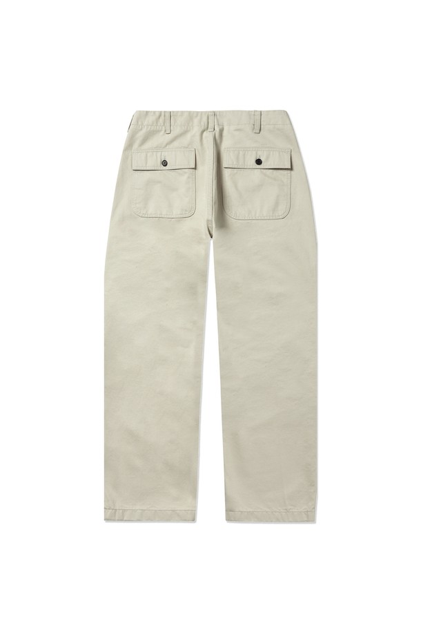 1950 클래식 로드사이드 퍼티그 팬츠 라이트베이지는 1950년대 군용 유틸리티 팬츠에서 영감을 받아 디자인된 남성용 퍼티그 팬츠입니다. 부드러운 면 소재로 제작되어 봄, 여름, 가을 시즌에 착용하기 좋으며, 릴랙스핏과 레귤러핏으로 편안한 착용감을 제공합니다. 4개의 아웃포켓, 혼 버튼, YKK 지퍼, 이중 스티치 구조, 스트레이트 밑단 마감, 그리고 바이오 워싱 처리로 클래식하면서도 밀리터리한 무드를 연출합니다.
