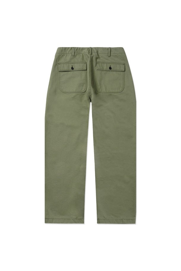 1950 클래식 로드사이드 퍼티그 팬츠 올리브는 1950년대 밀리터리웨어에서 영감을 받아 제작된 남성용 퍼티그 팬츠입니다. 부드러운 촉감의 면 소재로 제작되었으며, 봄, 가을에 입기 적합합니다. 올리브, 라이트 베이지, 베이지, 네이비 색상으로 출시되었으며, 레귤러핏과 릴랙스핏으로 편안하게 착용 가능합니다. 바이오워싱 처리, 혼 버튼, YKK 지퍼, 더블 스티치 구조, 4포켓 디자인으로 특징을 더했습니다. 출근룩, 가을 나들이룩, 클래식, 미니멀, 워크웨어 스타일을 즐기는 분들께 추천합니다.
