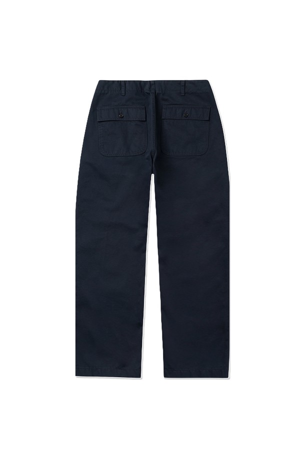 1950 클래식 로드사이드 퍼티그 팬츠 네이비는 남성용으로, 클래식 밀리터리 스타일을 현대적으로 재해석한 바지입니다. 면 소재로 제작되어 부드러운 촉감을 제공하며, 여름 시즌에 적합한 중간 두께감으로 편안하게 착용할 수 있습니다. 레귤러핏과 릴랙스핏으로 출시되었으며, 바이오워싱 처리, 혼 버튼, YKK 지퍼, 이중 스티치, 4포켓 디자인 등 섬세한 디테일이 돋보입니다.
