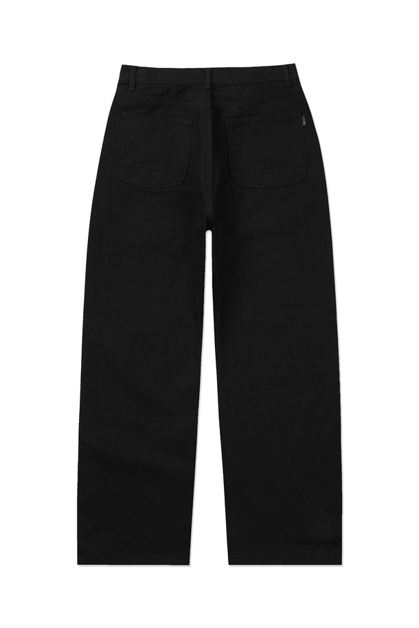 클래식 옥스포드 코튼팬츠 릴렉스핏_FIT3 블랙은 면 소재의 사계절용 긴 바지입니다. 옥스포드 패턴과 릴렉스핏으로 편안한 착용감을 선사하며, '출근룩'과 '비즈니스 캐주얼'에 적합합니다. 매트한 캔톤 버튼, YKK 지퍼, 체인스티치, 유닛 포켓 디자인, 내추럴 워싱 처리 등 섬세한 디테일이 돋보입니다. 색상은 블랙, 베이지, 다크네이비 3가지로 제공되며, '클래식', '미니멀', '캐주얼' 스타일을 즐기는 분들께 추천합니다. 뻣뻣한 촉감으로 깔끔한 핏을 유지합니다.
