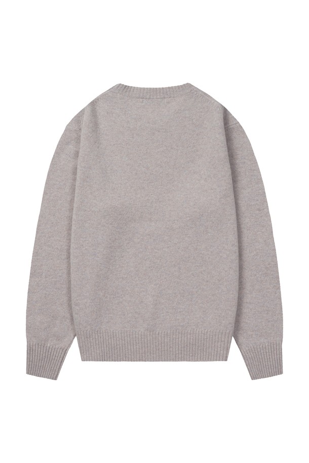 쉐기독 엑스트라파인 메리노울 100 소프트 라운드 니트_9color는 부드러운 촉감의 엑스트라파인 메리노울 100% 소재로 제작되어 가을, 겨울 시즌 따뜻하게 착용할 수 있는 여성 및 남성 니트입니다. 라운드넥 디자인에 레귤러핏과 오버핏 두 가지 핏으로 출시되어 취향에 맞게 선택 가능하며, 2X2 싱글 하이 엘라스틱 립조직으로 편안한 착용감을 선사합니다. 브러쉬드 울 텍스처와 털 빠짐 방지 특수가공으로 고급스러운 외관과 실용성을 모두 갖췄습니다. 크림, 라이트그레이, 내추럴그레이 등 9가지 다채로운 컬러로 출시되어 겨울 데일리룩, 오피스룩, 모임룩 등 다양한 스타일에 활용하기 좋습니다.
