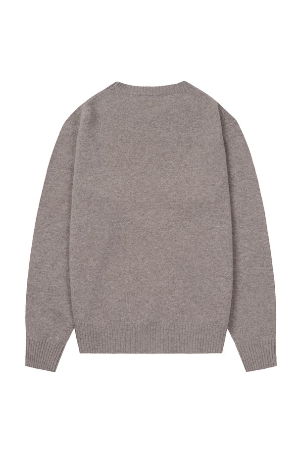 쉐기독 엑스트라파인 메리노울 100% 소프트 라운드 니트_9color는 부드러운 촉감의 엑스트라파인 메리노울 100% 소재로 제작되어 가을, 겨울에 따뜻하게 착용할 수 있는 여성, 남성 공용 니트입니다. 베이직하고 클래식한 디자인에 9가지 다채로운 컬러(크림, 라이트그레이, 내추럴그레이, 더스트베이지, 애쉬모카, 페일베이지, 카키, 라이트블루, 미드그레이)로 출시되어 폭넓은 스타일 연출이 가능합니다. 레귤러핏과 라운드넥 디자인으로 편안한 착용감을 제공하며, 브러쉬드 울 텍스처와 헤리티지 스타일이 특징입니다. 털 빠짐 방지 가공과 RWS 인증 울 사용으로 품질을 높였으며, 겨울 데일리룩, 출근룩, 오피스룩 등 다양한 TPO에 활용할 수 있는 활용도 높은 아이템입니다.
