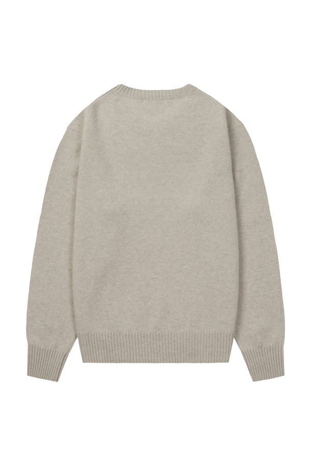 쉐기독 엑스트라파인 메리노울 100 소프트 라운드 니트_9color는 부드러운 촉감과 따뜻함을 선사하는 여성 및 남성용 니트입니다. 메리노울 100% 소재로 제작되어 겨울철에도 포근하게 착용 가능하며, 베이직하고 클래식한 스타일을 연출합니다. 라운드넥과 긴소매 디자인, 레귤러핏으로 제작되었으며, 브러쉬드 울 텍스처와 헤리티지 스타일을 더했습니다. 털 빠짐 방지 가공과 RWS 인증 원단을 사용하여 품질을 높였으며, 2X2 싱글 하이스트레치 립조직으로 편안한 착용감을 제공합니다. 크림, 라이트그레이, 내추럴그레이 등 9가지 다양한 색상으로 출시되어 겨울 데일리룩, 오피스룩, 모임룩 등 다양한 TPO에 활용 가능합니다.
