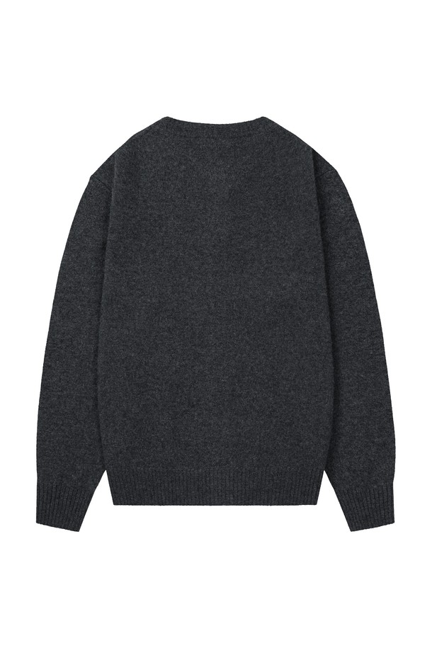 쉐기독 엑스트라파인 메리노울 100% 소프트 가디건은 부드러운 촉감과 따뜻함을 선사하는 여성 및 남성용 니트 가디건입니다. 엑스트라파인 메리노울 100% 소재와 RWS 인증을 받은 지속 가능한 울로 제작되어 고급스러운 착용감을 제공합니다. '모스 그레이', '라이트 그레이', '차콜 그레이', '미드 그레이' 4가지 색상으로 출시되어 겨울 데일리룩, 오피스룩, 모임룩 등 다양한 TPO에 활용 가능합니다. 2X2 싱글 하이 엘라스틱 리빙과 클린 엣지 링킹 스티치 공법을 적용하여 내구성을 높였으며, 브러쉬드 울 헤리티지 스타일과 레귤러핏 디자인으로 클래식하고 미니멀한 스타일을 연출합니다. 긴소매, 라운드넥, 두꺼운 두께감으로 가을, 겨울 시즌에 따뜻하게 착용할 수 있습니다.
