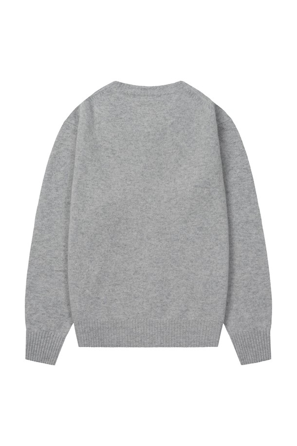 쉐기독 엑스트라파인 메리노울 100% 소프트 가디건_4color는 부드러운 촉감과 포근함을 선사하는 울 가디건입니다. 엑스트라파인 메리노울 100% 소재에 RWS 인증 울을 사용하여 고급스러움을 더했으며, 2x2 싱글 하이 스트레치 립조직으로 편안한 착용감을 제공합니다. 클래식하고 베이직한 스타일의 이 가디건은 가을, 겨울 시즌에 걸쳐 데일리룩, 오피스룩, 모임룩 등 다양한 TPO에 활용 가능합니다. 모스 그레이, 라이트 그레이, 미드 그레이, 차콜 4가지 색상으로 출시되어, 미니멀하고 캐주얼한 스타일을 연출하기 좋습니다. 볼륨감 있는 헤어라인과 레귤러핏, 오버핏으로 취향에 맞는 핏을 선택할 수 있습니다.
